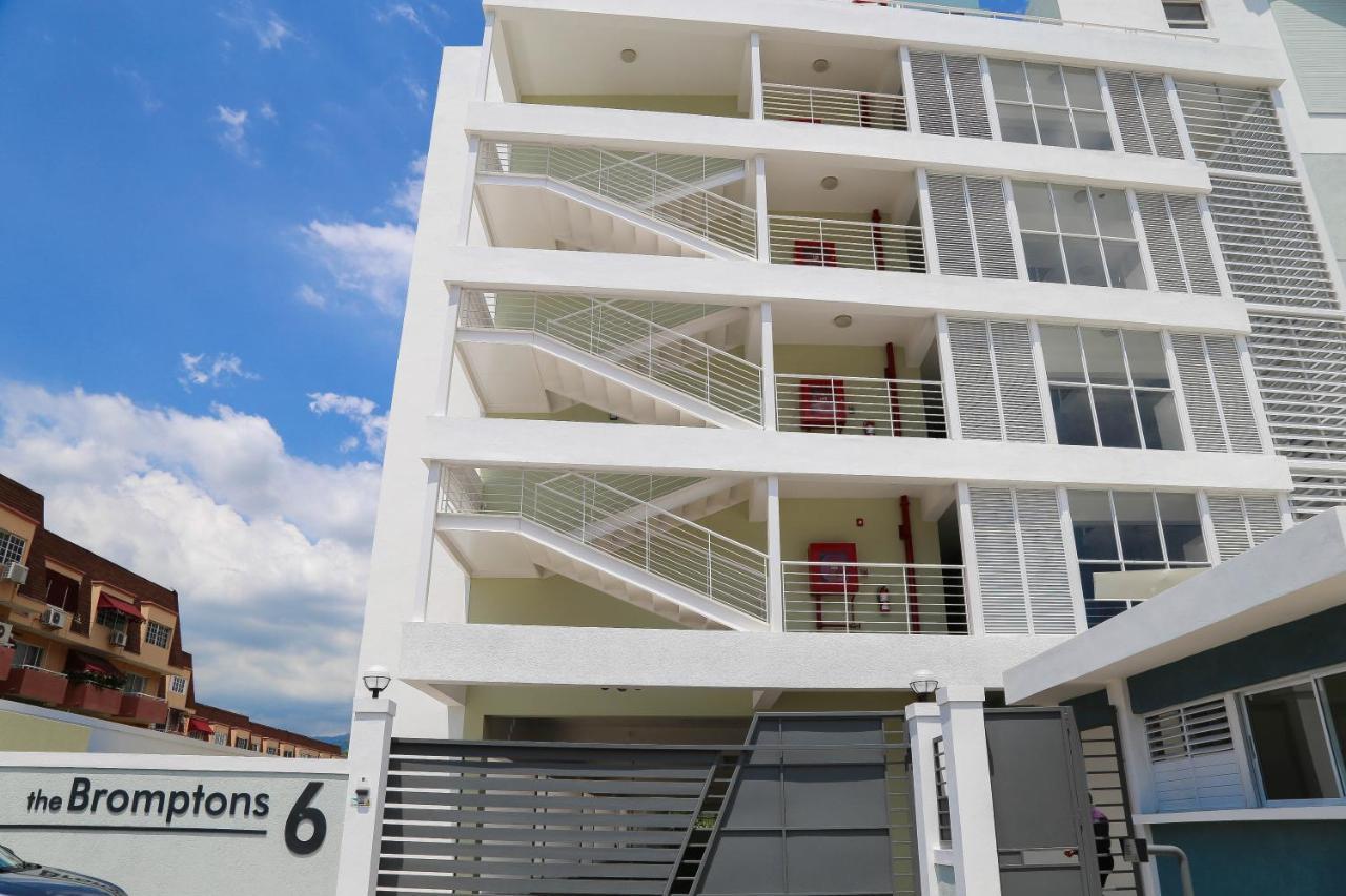 New Kingston Luxurious Secure Condo Exterior foto